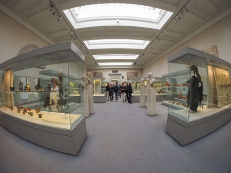 LONDON, UK - SEPTEMBER 28, 2015: Tourists visiting the British Museumのeditorial素材