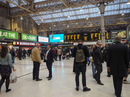 LONDON, UK - SEPTEMBER 29, 2015: Travellers at Charing Cross railway stationのeditorial素材