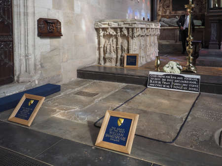 STRATFORD UPON AVON, UK - SEPTEMBER 26, 2015: Grave of William Shakespeare in Holy Trinity Churchのeditorial素材