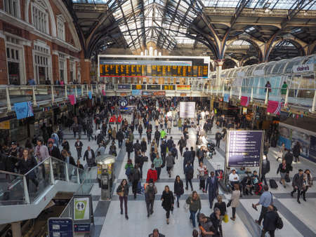 LONDON, UK - SEPTEMBER 28, 2015: Travellers at Liverpool Street Stationのeditorial素材