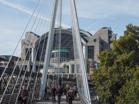 LONDON, UK - SEPTEMBER 29, 2015: People crossing the Jubilee Bridge over River Thames linking Charing Cross to the South Bank and Waterlooのeditorial素材