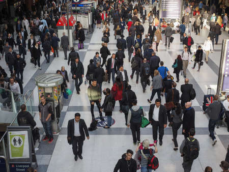 LONDON, UK - SEPTEMBER 28, 2015: Travellers at Liverpool Street Stationのeditorial素材