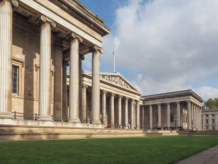 LONDON, UK - SEPTEMBER 28, 2015: Tourists visiting the British Museumのeditorial素材