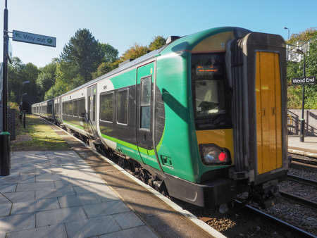 TANWORTH IN ARDEN, UK - SEPTEMBER 25, 2015: London Midland train at Wood End railway station on the Stratford upon Avon to Birmingham route known at the Shakespeare Lineのeditorial素材