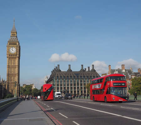 LONDON, UK - SEPTEMBER 28, 2015: Tourists on Westminster Bridge at the Houses of Parliament aka Westminster Palaceのeditorial素材