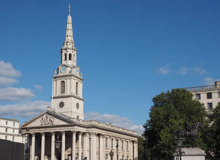 LONDON, UK - SEPTEMBER 27, 2015: Tourists in Trafalgar Square in front of St Martin in the Fields churchのeditorial素材