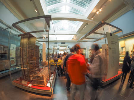 LONDON, UK - SEPTEMBER 28, 2015: Tourists visiting the British Museumのeditorial素材