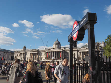 LONDON, UK - SEPTEMBER 27, 2015: Tourists in Trafalgar Squareのeditorial素材