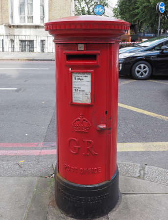 LONDON, UK - SEPTEMBER 27, 2015: Royal Mail mailbox for mail collectionのeditorial素材
