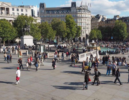 LONDON, UK - SEPTEMBER 27, 2015: Tourists in Trafalgar Squareのeditorial素材