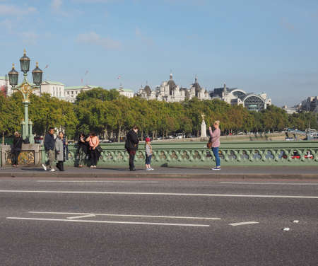 LONDON, UK - SEPTEMBER 28, 2015: Tourists crossing Westminster Bridge over River Thamesのeditorial素材