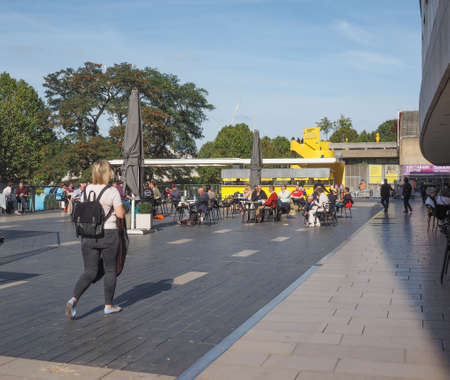 LONDON, UK - SEPTEMBER 29, 2015: Tourists walking on the River Thames South Bankのeditorial素材