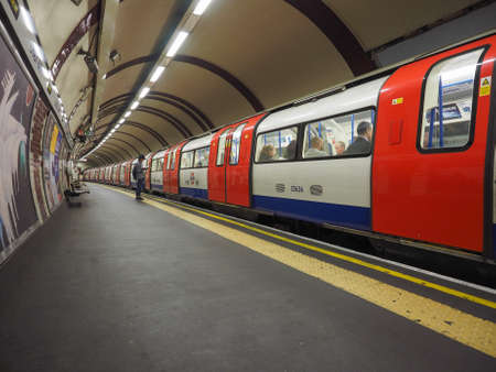 LONDON, UK - SEPTEMBER 29, 2015: Tube train at platform at Chalk Farm station on the Northern Lineのeditorial素材
