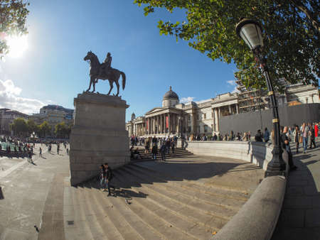 LONDON, UK - SEPTEMBER 27, 2015: Tourists visiting central Londonのeditorial素材