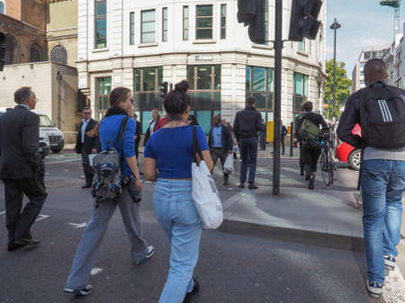 LONDON, UK - SEPTEMBER 29, 2015: Tourists visiting central Londonのeditorial素材