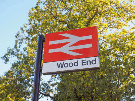 TANWORTH IN ARDEN, UK - SEPTEMBER 25, 2015: Wood End railway station signのeditorial素材