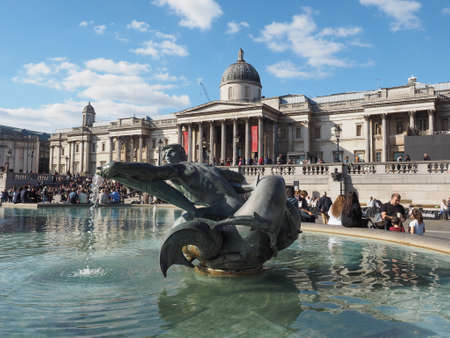 LONDON, UK - SEPTEMBER 27, 2015: Tourists in Trafalgar Squareのeditorial素材