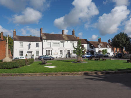 TANWORTH IN ARDEN, UK - SEPTEMBER 25, 2015: The Village Green with The Bell pubのeditorial素材