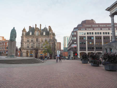 BIRMINGHAM, UK - SEPTEMBER 24, 2015: Tourists visiting the cityのeditorial素材