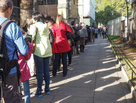 LONDON, UK - SEPTEMBER 28, 2015: Tourists visiting central Londonのeditorial素材