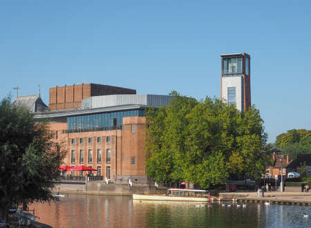 STRATFORD UPON AVON, UK - SEPTEMBER 26, 2015: Royal Shakespeare Theatre on River Avon in Shakespeare birth townのeditorial素材