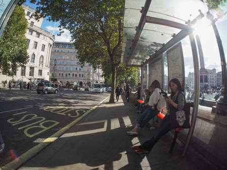 LONDON, UK - SEPTEMBER 27, 2015: Tourists visiting central Londonのeditorial素材
