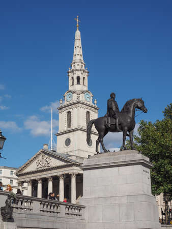 LONDON, UK - SEPTEMBER 27, 2015: Tourists in Trafalgar Square in front of St Martin in the Fields churchのeditorial素材