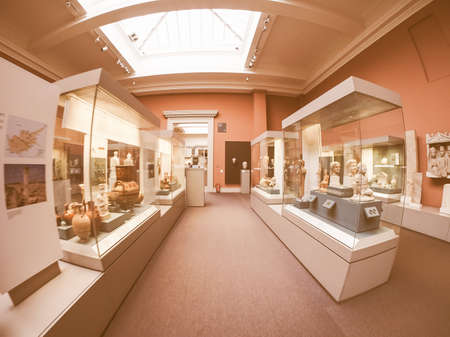 LONDON, UK - SEPTEMBER 28, 2015: Tourists visiting the British Museum vintageのeditorial素材