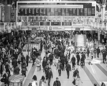 LONDON, UK - SEPTEMBER 28, 2015: Travellers at Liverpool Street Station in black and whiteのeditorial素材