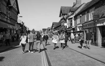 STRATFORD UPON AVON, UK - SEPTEMBER 26, 2015: Tourists visiting the city of Stratford, birthplace of William Shakespeare in black and whiteのeditorial素材