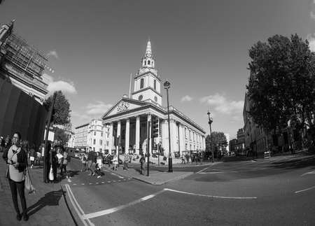 LONDON, UK - SEPTEMBER 27, 2015: Tourists in Trafalgar Square in front of St Martin in the Fields church in black and whiteのeditorial素材