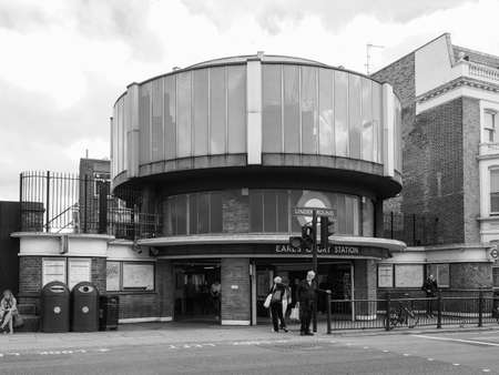 LONDON, UK - SEPTEMBER 27, 2015: Travellers at Earls Court London Underground tube station in black and whiteのeditorial素材