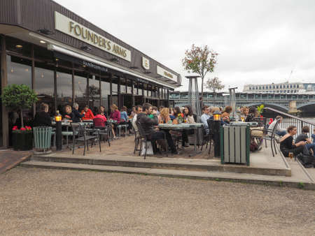 LONDON, UK - CIRCA JUNE 2016: People at a pub on the South Bank by the river Thamesのeditorial素材