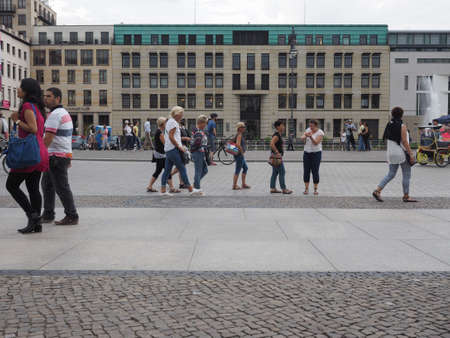 BERLIN, GERMANY - CIRCA JUNE 2016: Tourists in Pariser Platzのeditorial素材