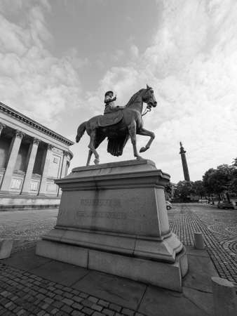 LIVERPOOL, UK - CIRCA JUNE 2016: Queen Victoria equestrial statue in front of St George Hall in black and whiteのeditorial素材