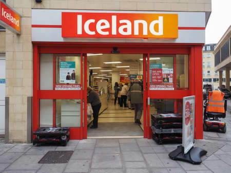 BATH, UK - CIRCA SEPTEMBER 2016: Iceland supermarket store frontのeditorial素材