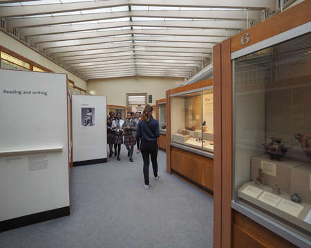 LONDON, UK - CIRCA JUNE 2017: Tourists visiting the British Museumのeditorial素材