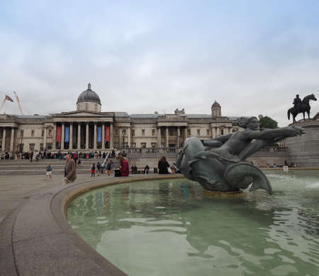 LONDON, UK - CIRCA JUNE 2017: Fountain in Trafalgar Squareのeditorial素材