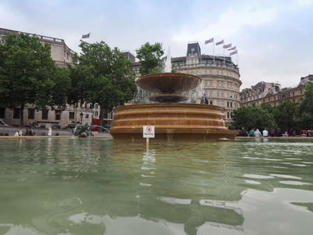LONDON, UK - CIRCA JUNE 2017: Fountain in Trafalgar Squareのeditorial素材