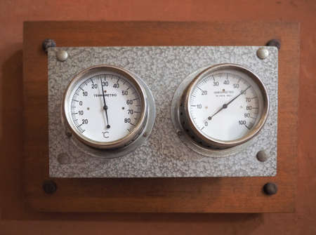 vintage analog thermometer and hygrometer to measure air temperature and relative humidity (air vapour) - text in Italianの写真素材