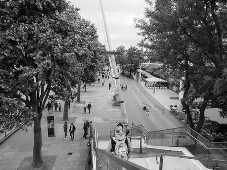 LONDON, UK - CIRCA JUNE 2017: People in central London in black and whiteのeditorial素材