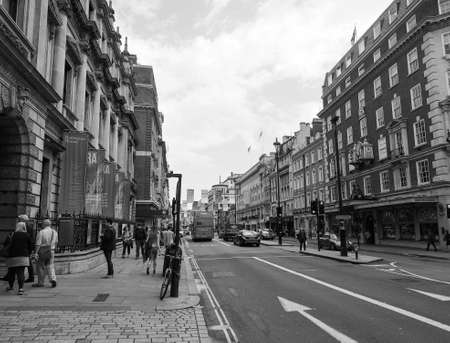 LONDON, UK - CIRCA JUNE 2017: People in central London in black and whiteのeditorial素材