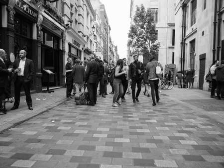 LONDON, UK - CIRCA JUNE 2017: People in central London in black and whiteのeditorial素材