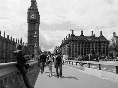 LONDON, UK - CIRCA JUNE 2017: People in central London in black and whiteのeditorial素材