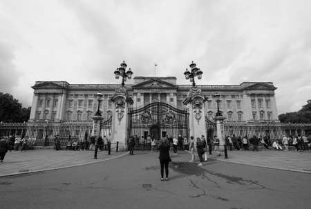 LONDON, UK - CIRCA JUNE 2017: Buckingham Palace royal palace in black and whiteのeditorial素材