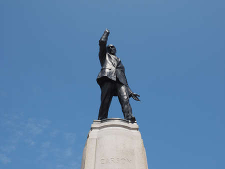 BELFAST, UK - CIRCA JUNE 2018: Lord Carson statue in front of Stormont Parliamentのeditorial素材