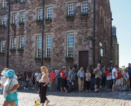 EDINBURGH, UK - CIRCA JUNE 2018: People in the Royal Mileのeditorial素材