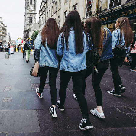 EDINBURGH, UK - CIRCA JUNE 2018: Girls in the Royal Mileのeditorial素材