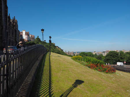 EDINBURGH, UK - CIRCA JUNE 2018: The Mound artificial hill connecting the new and old townのeditorial素材
