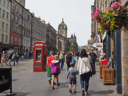 EDINBURGH, UK - CIRCA JUNE 2018: People in the Royal Mileのeditorial素材